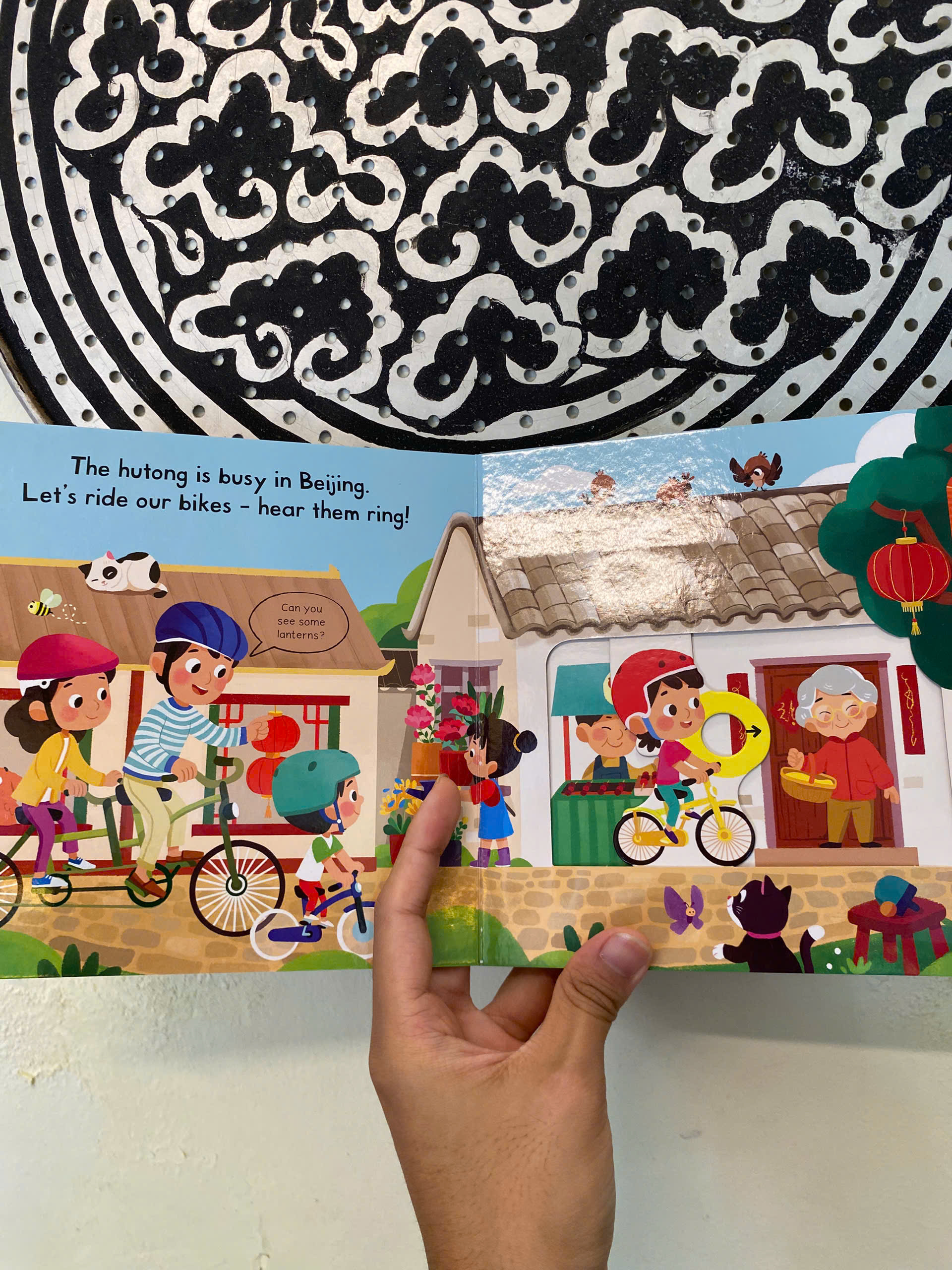 Sách - Busy Beijing by Leesh Li | Explore China - Children's Picture Book | Sách ngoại văn nhập khẩu