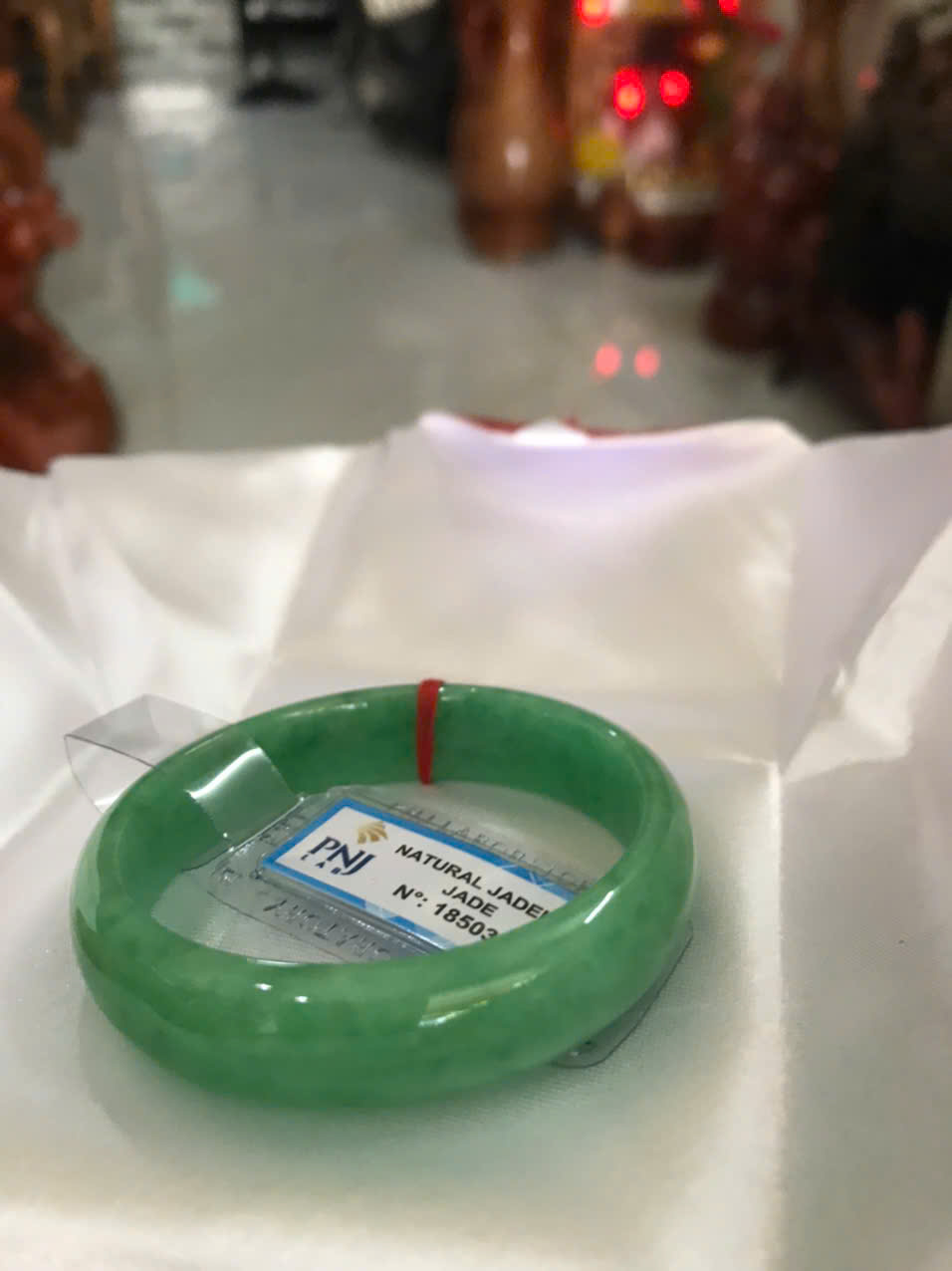 Vòng Tay Nữ Đá Ngọc Cẩm Thạch Tự Nhiên Bản Hẹ Sịn Đậu Lý Sao Ni 48mm Cao 12mm Dầy 6mm đã kiểm định kèm giấy chứng nhận P No 185034 Màu Xanh ngọc lý tươi bóng đều đẹp nữ tay nhỏ 35kg - 48kg ạ