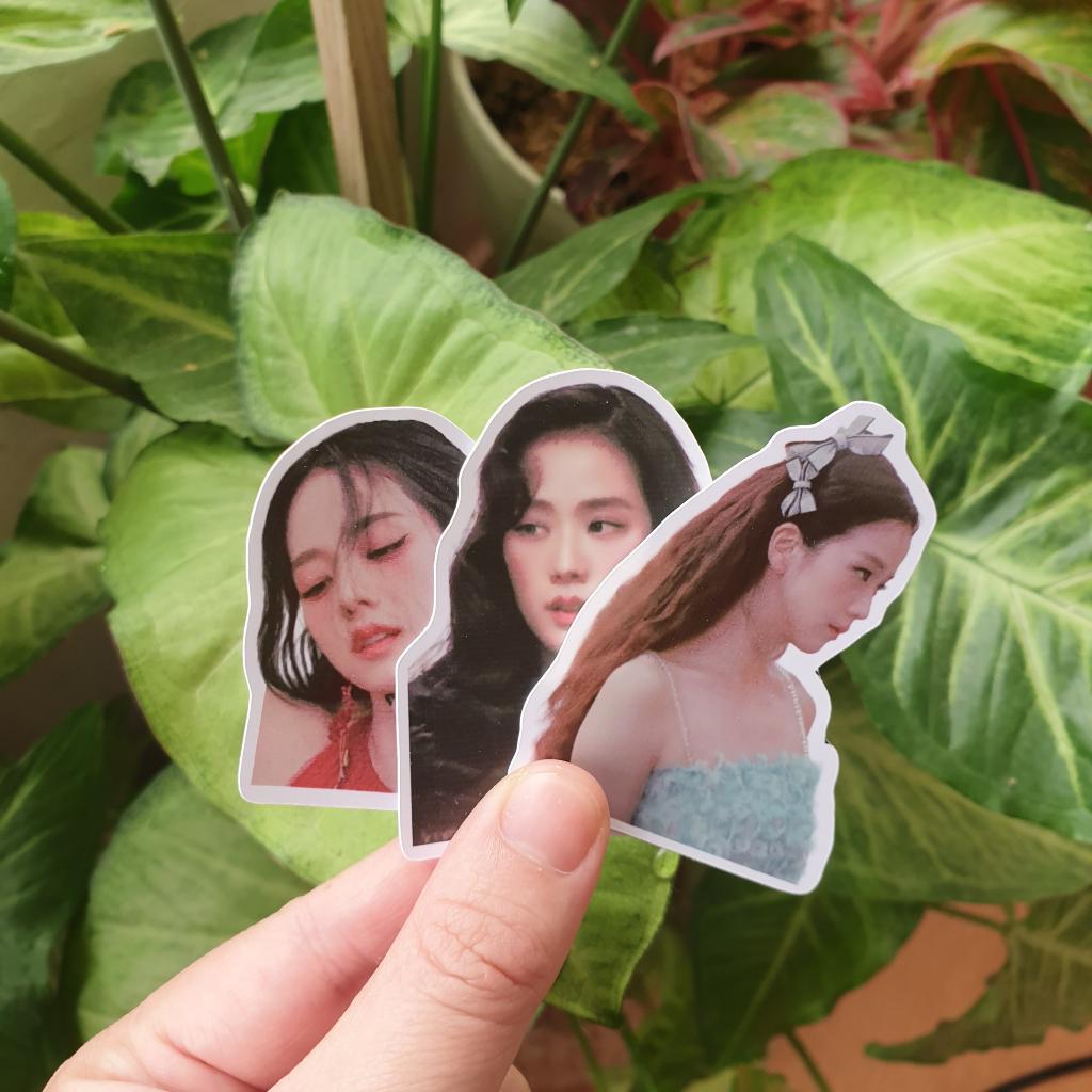 Sticker Jisoo Album Me Flower trang trí mũ bảo hiểm, đàn, guitar, ukulele, điện thoại laptop