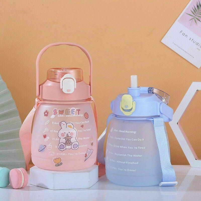 BÌNH NƯỚC 1L3 MÀU MỜ NHÁM CÓ HÌNH STICKER TỰ DÁN VÀ DÂY ĐEO