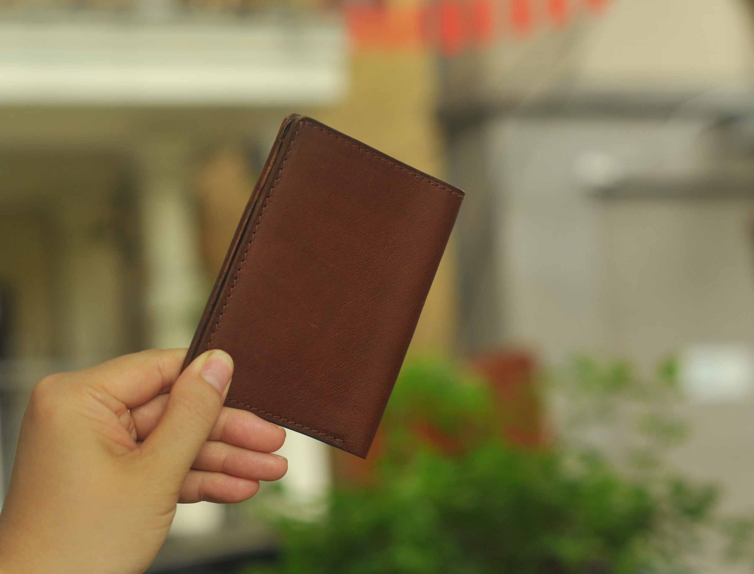 Ví nam đứng Vachetta, da bò nhập nguyên tấm từ Ý chất lượng vượt thời gian, khâu tay thủ công, càng dùng càng đẹp