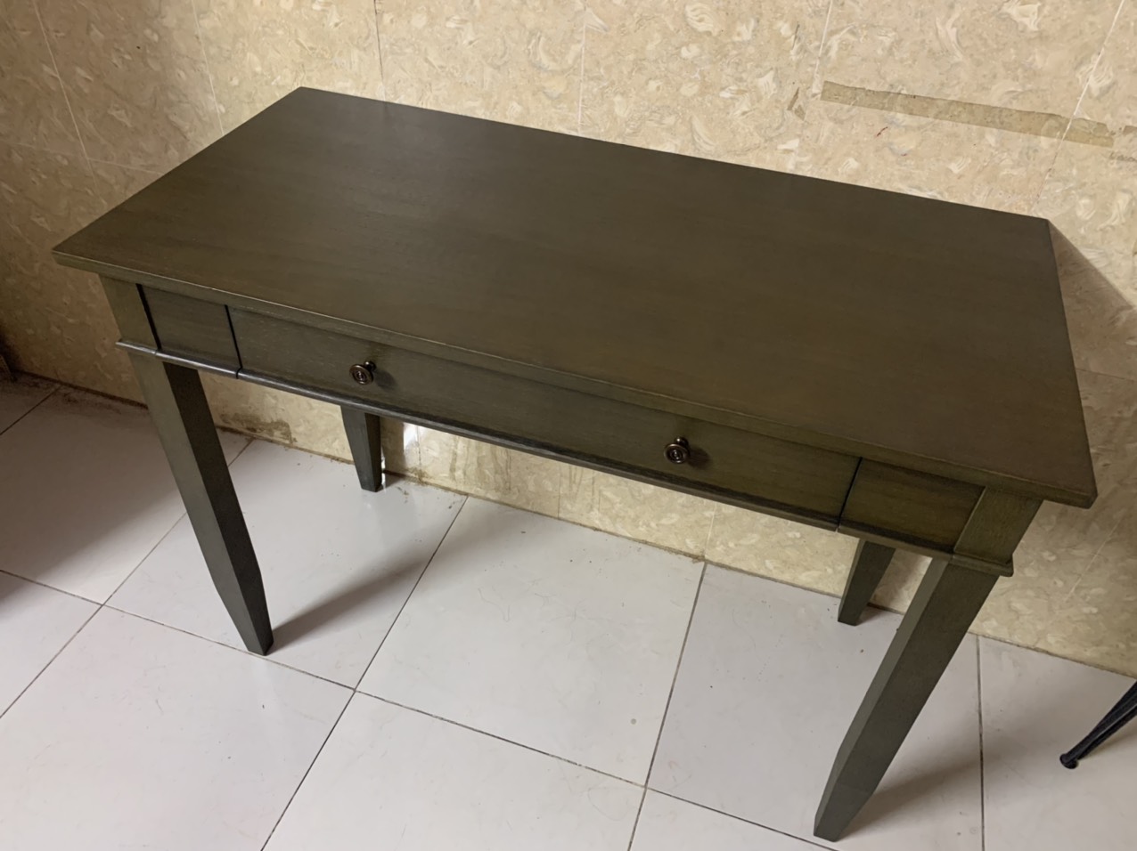 Bàn làm việc Carlton Tundo ngang 1m1 x rộng 50 cm x cao 80 cm.