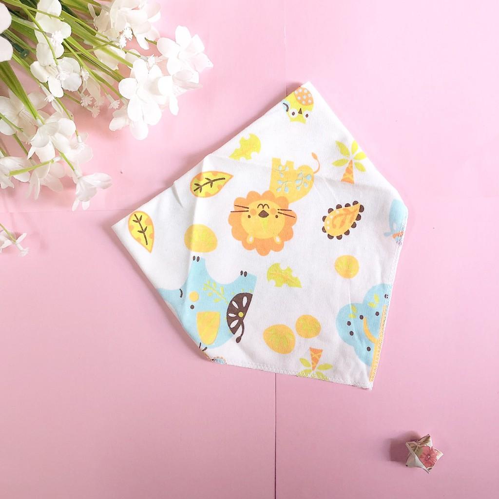 Khăn yếm tam giác 2 lớp cho bé chất liệu cotton mềm, có cúc bấm tiện lợi, nhiều họa tiết đáng yêu