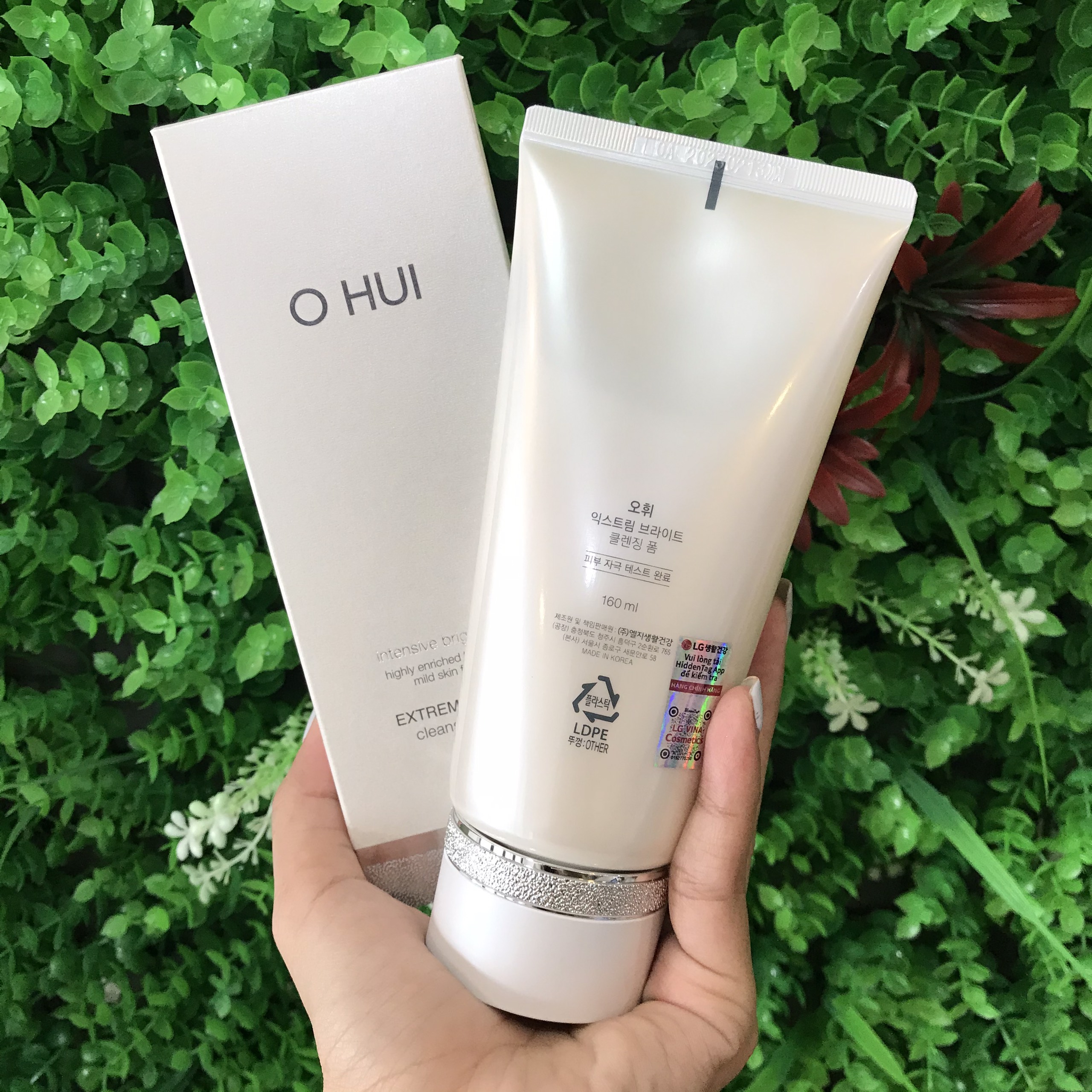 Sửa Rửa Mặt Dưỡng Trắng Ohui Extreme White Foam FI50243012