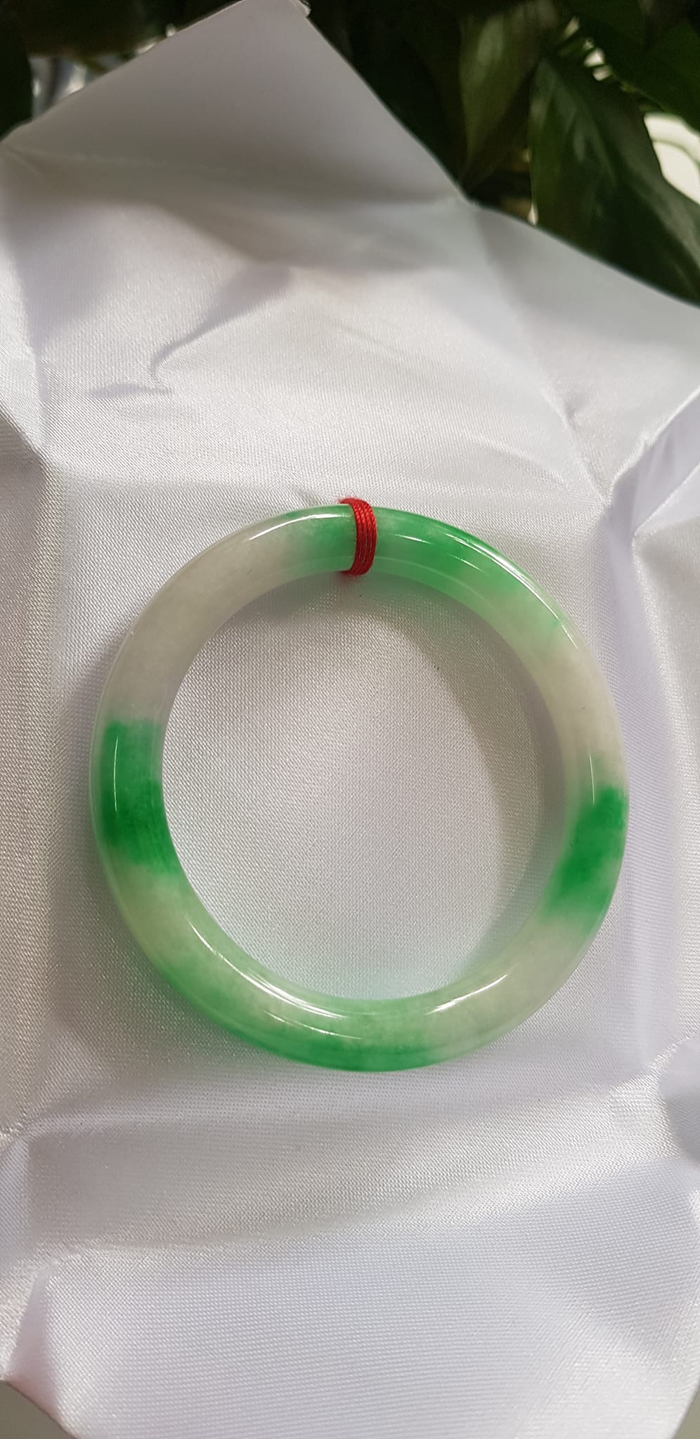 Vòng tay nữ đá Cẩm Thạch tự nhiên mới TR LÝ IC Sịn 51mm x chột 8mm Vòng màu xanh lý trắng bóng đều đẹp nữ 50kg - 54kg đeo ạ
