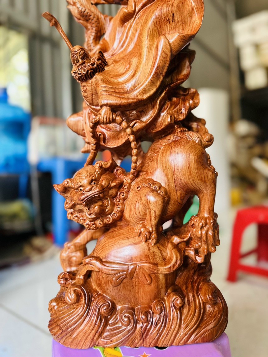 TƯỢNG ĐẠT MA SƯ TỔ TRẤN SƯ TỬ VÀ RỒNG BẰNG GỖ HƯƠNG ĐÁ KT CAO 60×24×14CM