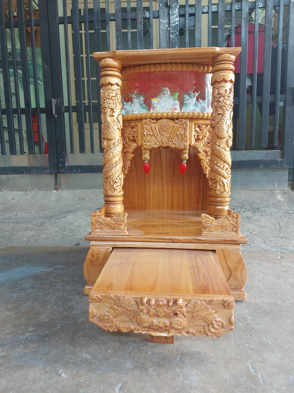 Bàn thờ thần tài ông địa,có hộp đèn,cột và ngăn kéo dày 61 x98 cm