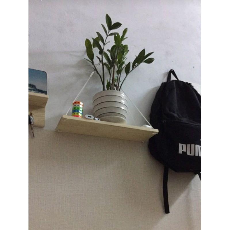 Kệ treo tường bằng gỗ trang trí