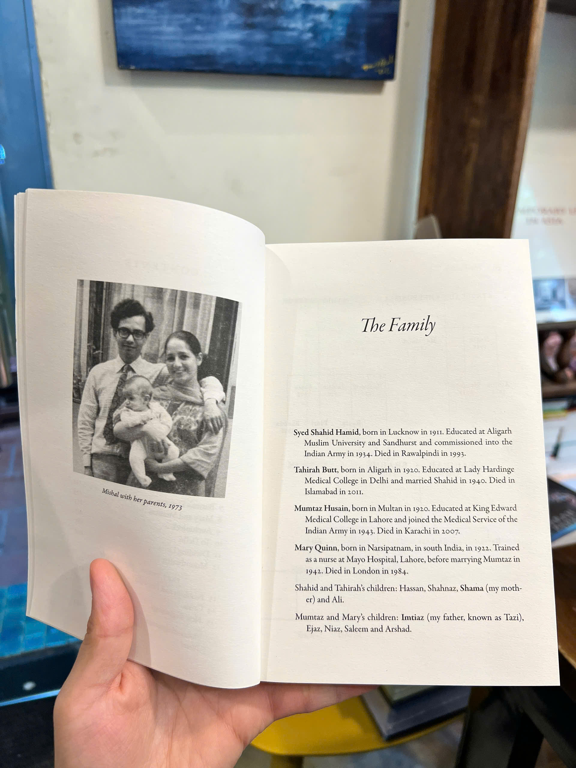 Sách - Broken Threads: My Family from Empire to Independence | Memoir / Ngoại văn Nhập khẩu UK