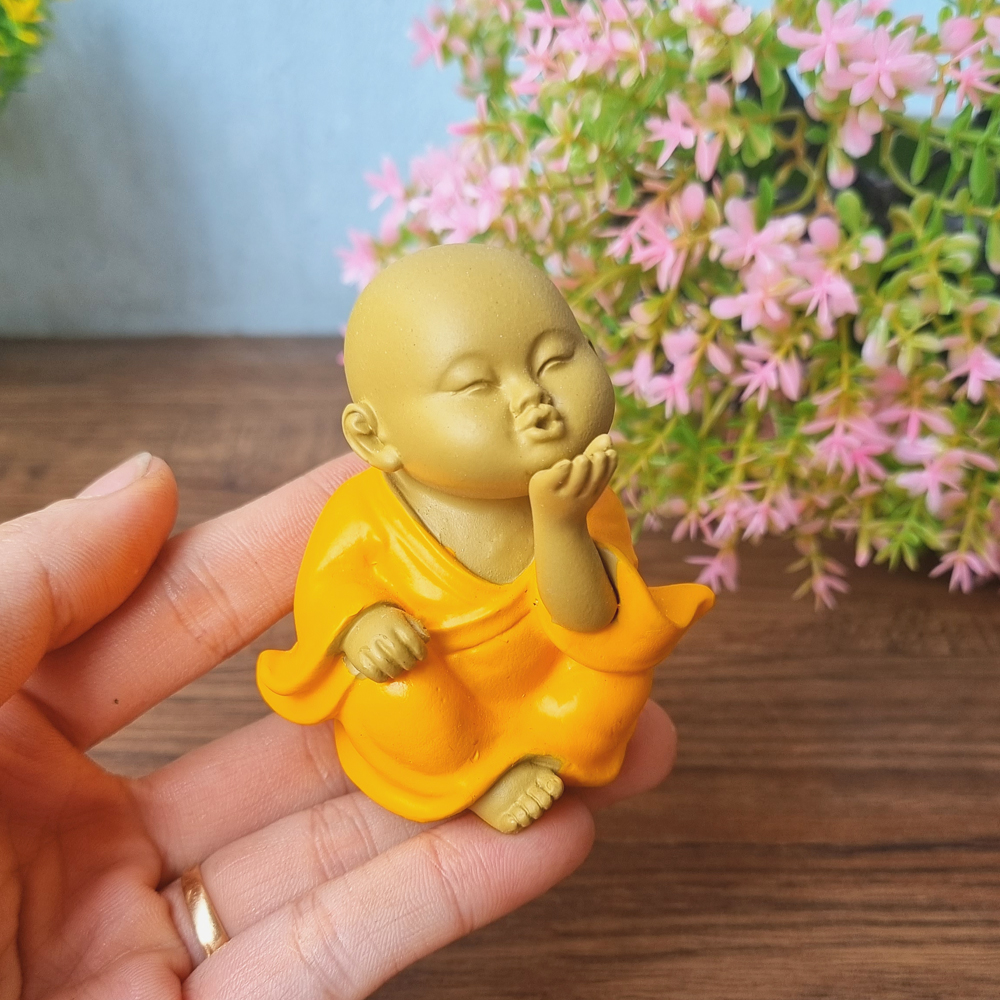 Bộ 02 chú tiểu Hồn Nhiên - Yêu Đời màu áo vàng sinh động - tặng kèm 10 xu vàng mini