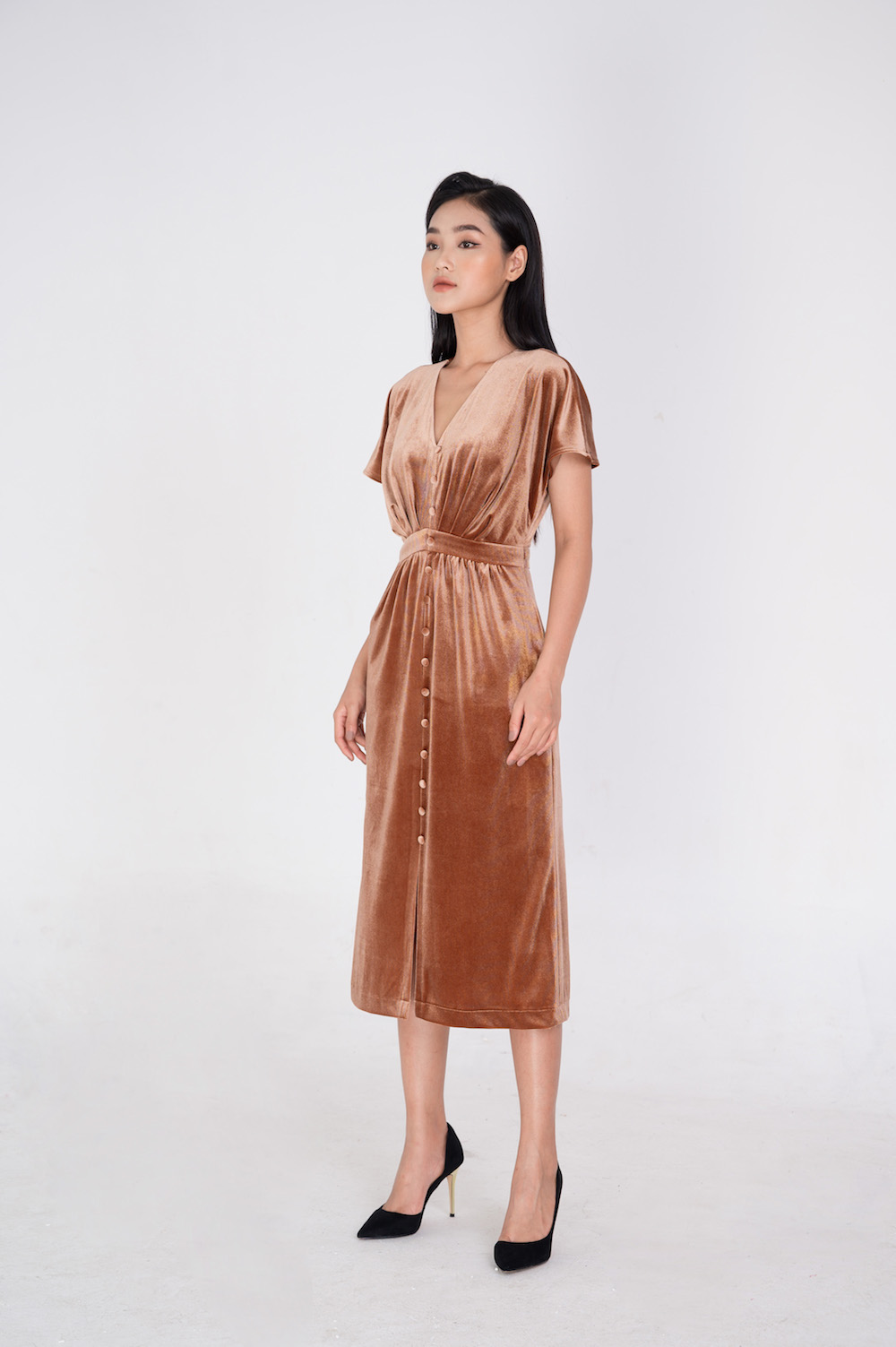 De Leah - Đầm Nhung Xếp Li Cúc Trước - Nâu