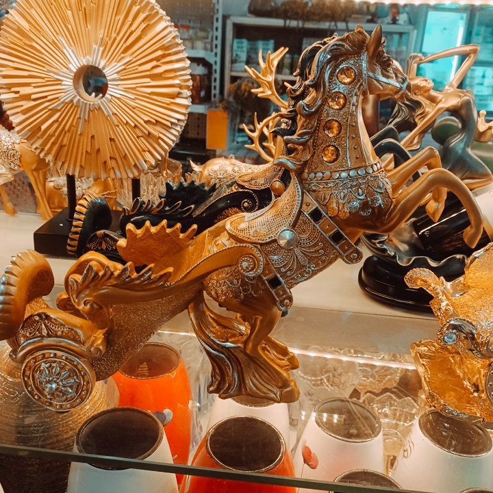 Kệ Để Rượu Vang Tuấn Mã Kéo Xe Phong Cách Châu Âu Sang Trọng