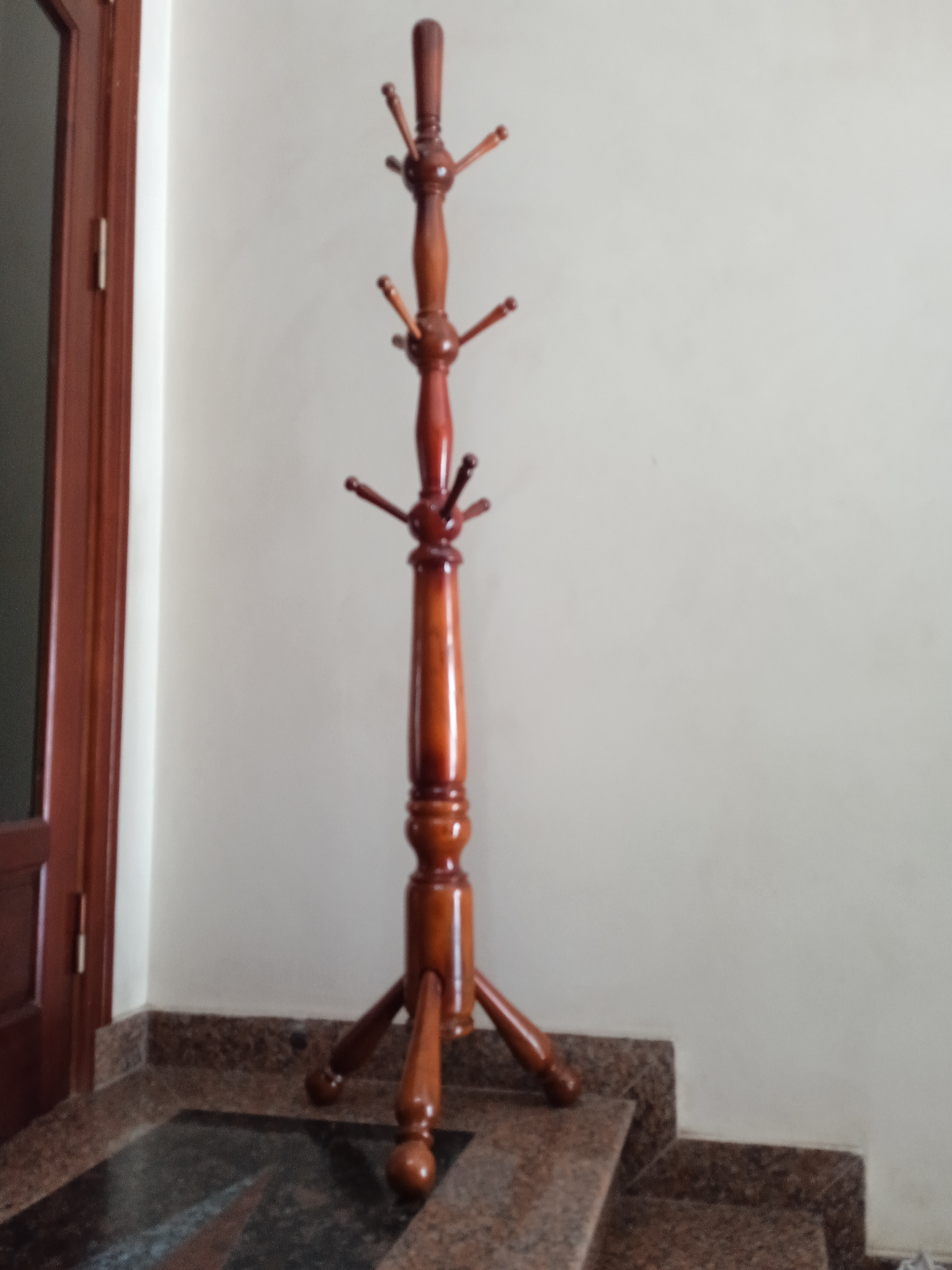 Cây treo quần áo gỗ thân to chân thẳng màu nâu đậm