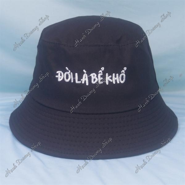 Nón tai bèo mũ bucket vành nhỏ thêu chữ Đời Là Bể Khổ - Đen Đời Là Bể Khổ
