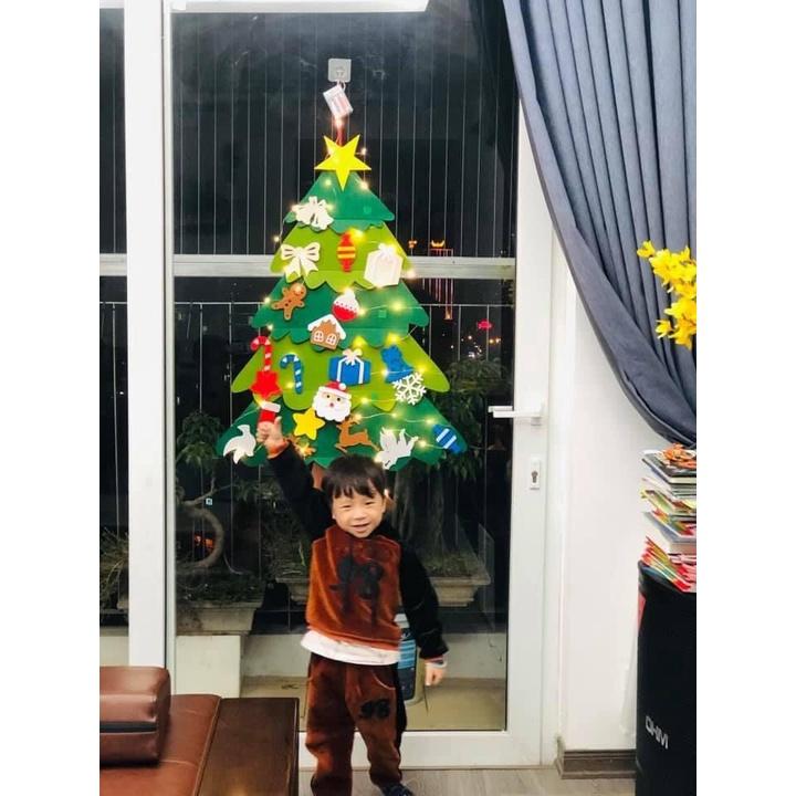 Cây thông Noel vải dạ dán tường cho bé thỏa sức sáng tạo