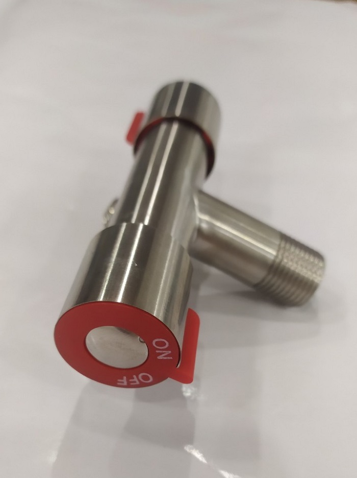 Vòi nước đơn lạnh thép không gỉ 304 2 van tay đỏ, xanh, 1 đầu nguồn, 2 vòi nước sử dụng trong nhà vệ sinh.