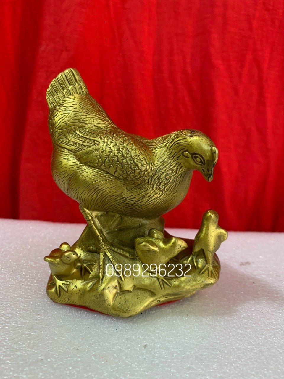 Tượng đàn gà mẹ con bằng đồng vàng