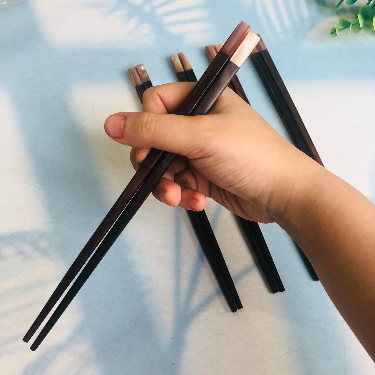 Đũa Gỗ Trắc Đen Cán Gắn Trai Hồng 24cm, Đũa Gỗ Ăn Cơm, Phụ Kiện Bàn Ăn, Nhà Hàng, Khách Sạn