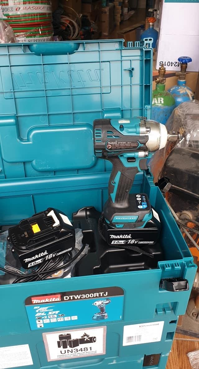 MÁY VẶN BULONG DÙNG PIN 18V 330 NM MAKITA DTW300RTJ - HÀNG CHÍNH HÃNG