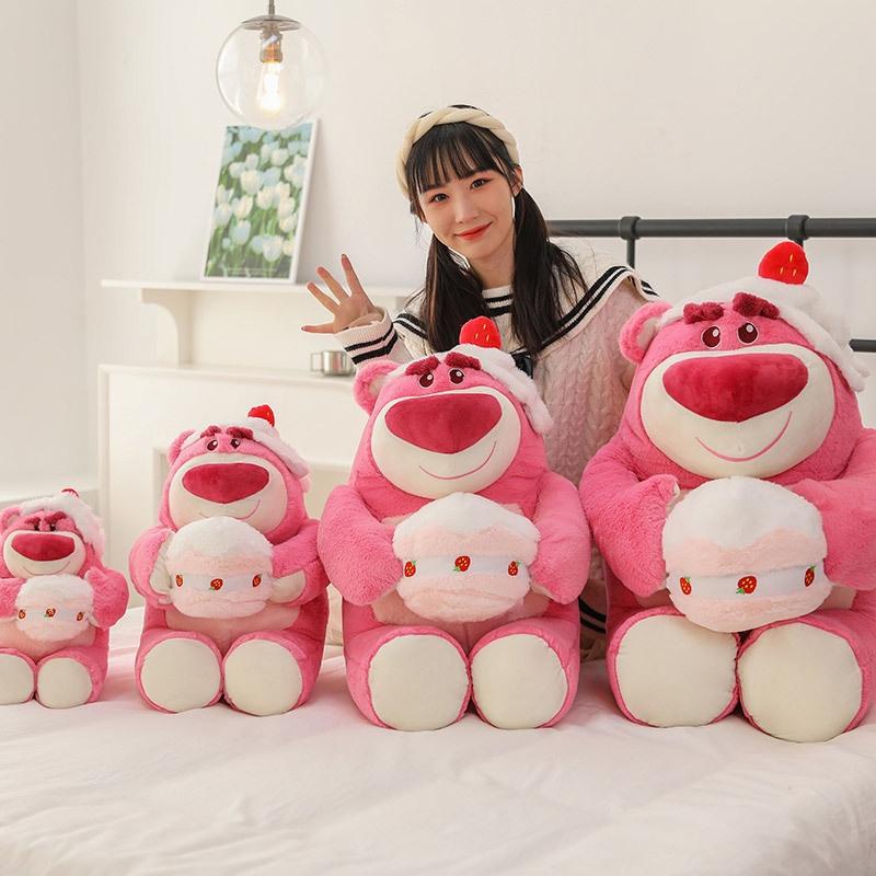 Gấu bông Gấu Lotso dâu ôm bánh kem cute, Lotso đội trái dâu