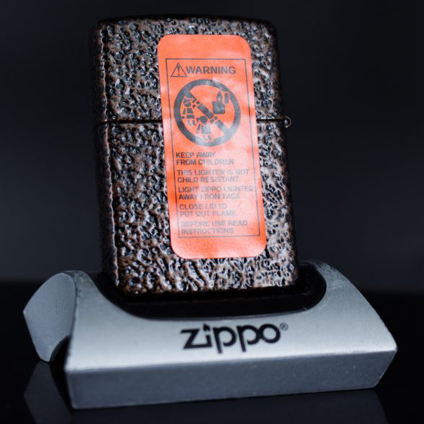 Bật Lửa Zippo 2004 – Sơn Giả Gõ Búa