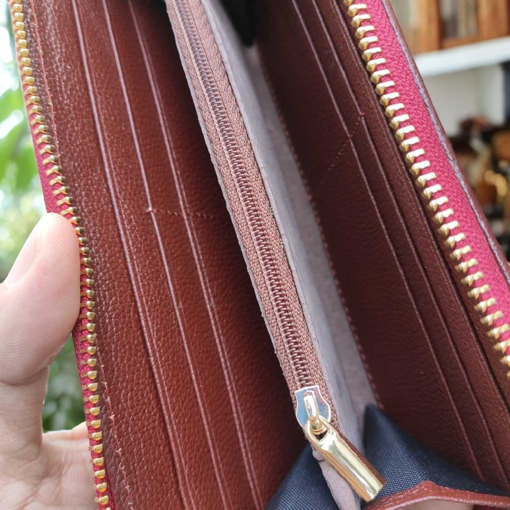 Ví dài 1 khóa gọn nhẹ dễ sử dụng. Da bụng cá sấu trơn!