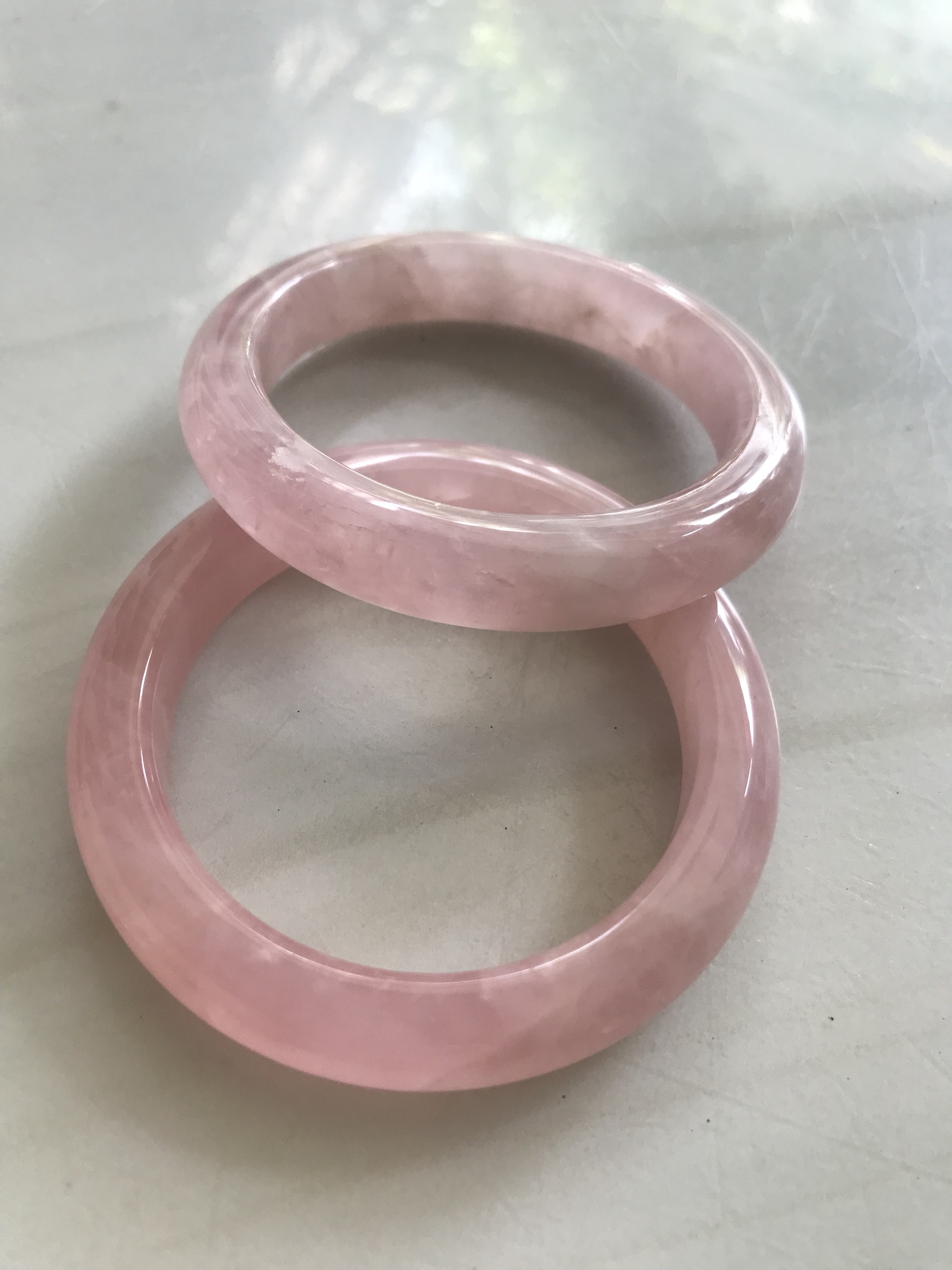 Vòng Thạch Anh Hồng Tự Nhiên Bản Hẹ Mới đẹp Ni 52mm Cao 11mm Dầy 8mm Màu Hồng xinh bóng đẹp Nữ mệnh Hỏa mệnh Thổ tay nhỏ đeo 45kg - 52 kg ạ