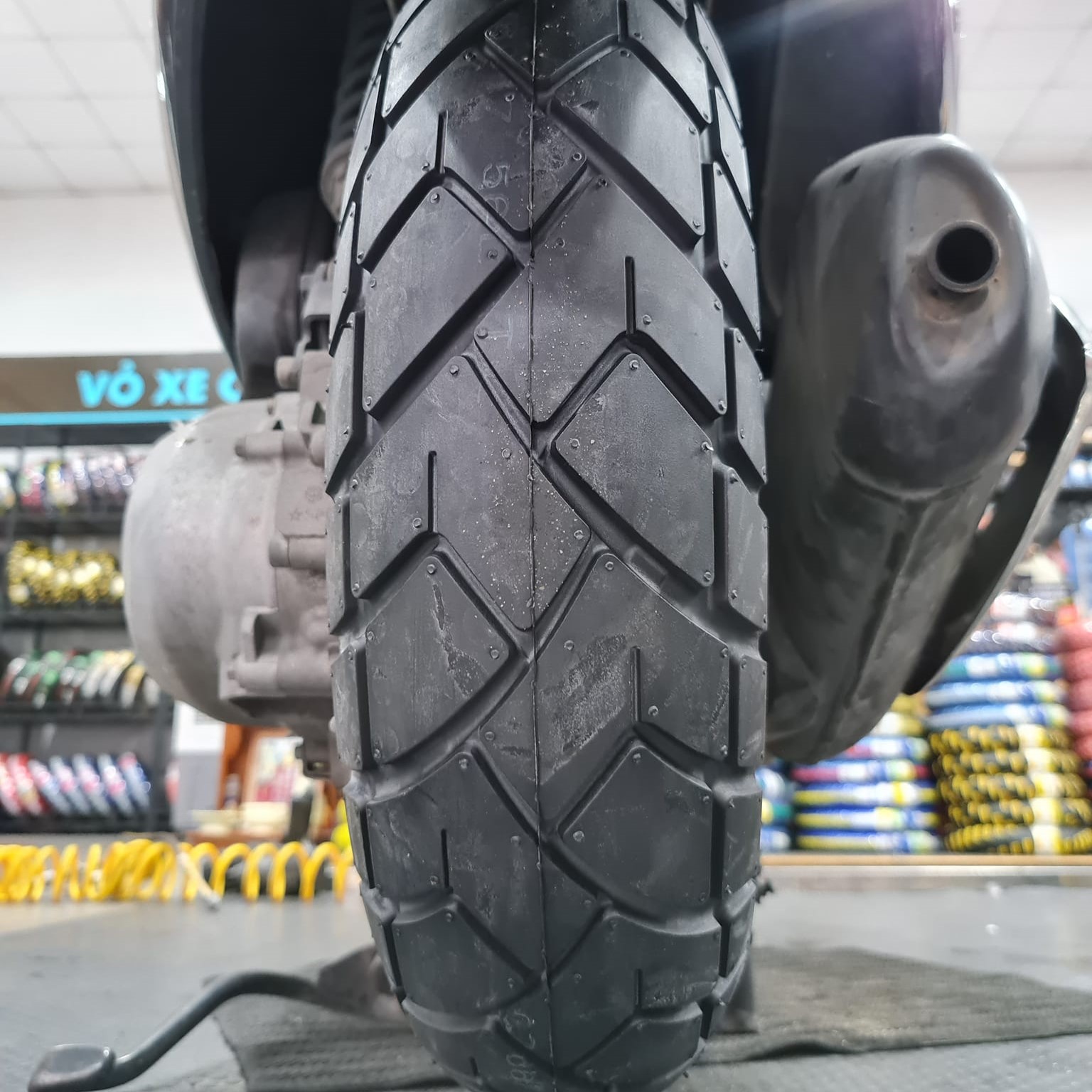 Vỏ Maxxis gai M6017 size (110/70-11 - 120/70-11) dành cho Vespa Primavera, LX