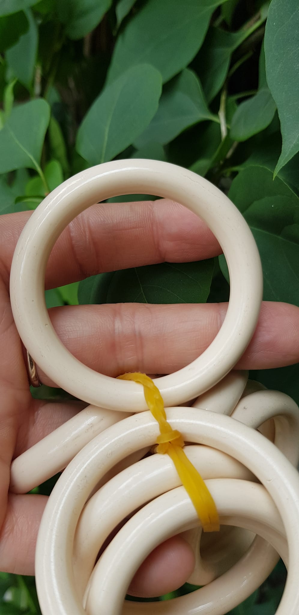 Vòng Đeo Tay Cho Bé Trai Gái đeo từ 1 tuổi -dưới 4 tuổi Màu Trắng Giả Ngà Hay Gọi Xương Mỹ Nghệ tròn đẹp Vòng cho em bé đeo Ni 39mm x cọng 7mm shop giao bất kỳ đồng giá rẻ mà đẹp xinh tay ạ