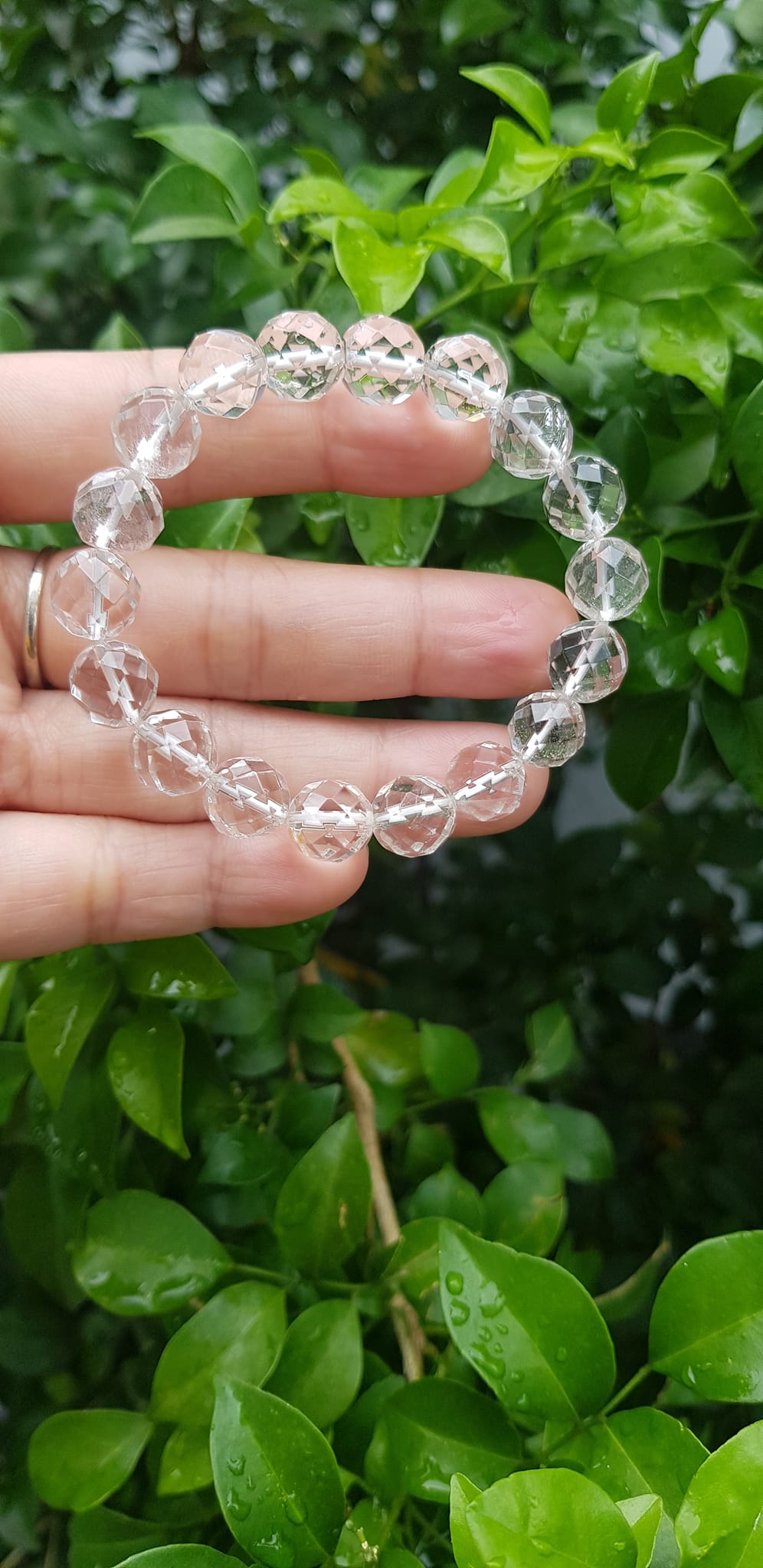 Vòng tay phong thủy nữ đá thạch anh trắng giác tự nhiên Size vòng 10mm Chất liệu đá thạch anh màu trắng tinh khôi giác đẹp ạ