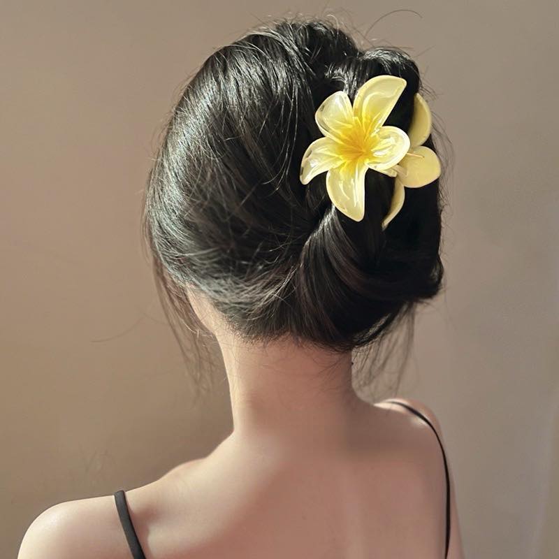 Kẹp tóc hoa sứ 7cm chất liệu nhựa phủ bóng, màu sắc giao ngẫu nhiên- hàng chính hãng