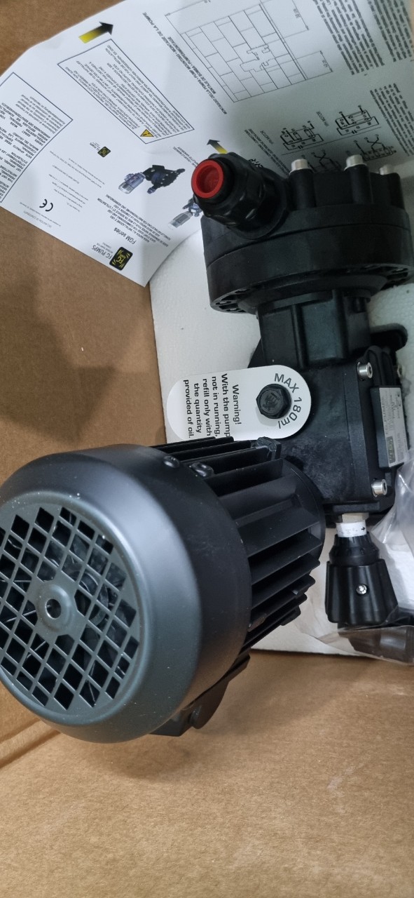 Bơm định lượng hóa chất NaOH, H2SO4, Javen, Polymer - FGM252B, lưu lượng tối đa 252 lít/giờ, công suất 0.37 kW