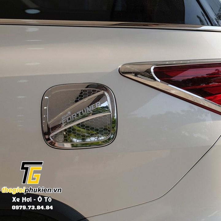 Ốp nắp bình xăng Toyota Fortuner 2019-2021 mạ Crom