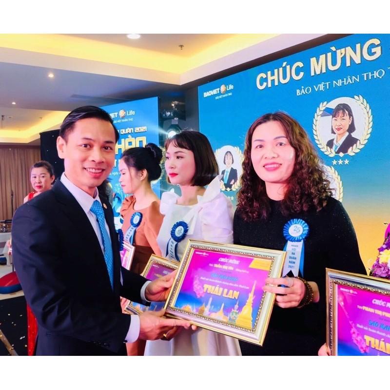 Hoa Cài Áo Đại Biểu