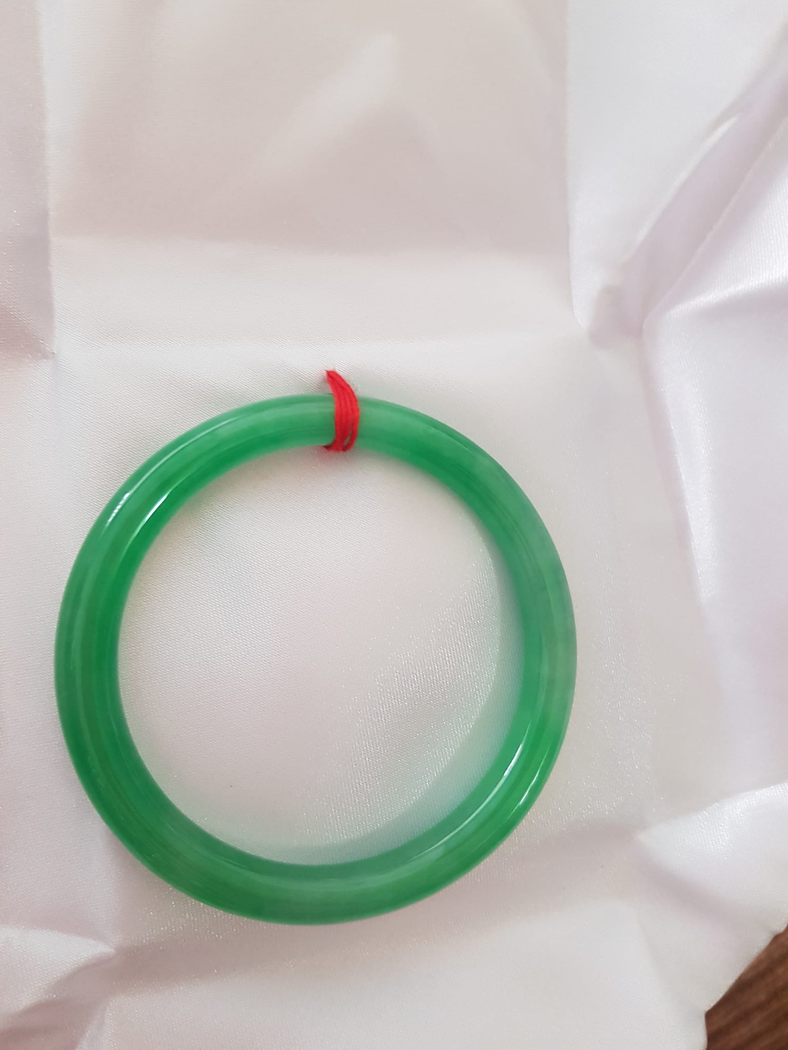 Vòng cẩm thạch Lý T 54mm x Dầy 7mm Màu Xanh lá tươi bóng mảnh khảnh đẹp hợp Nữ mệnh Mộc Hỏa 53kg - 62kg đeo ạ