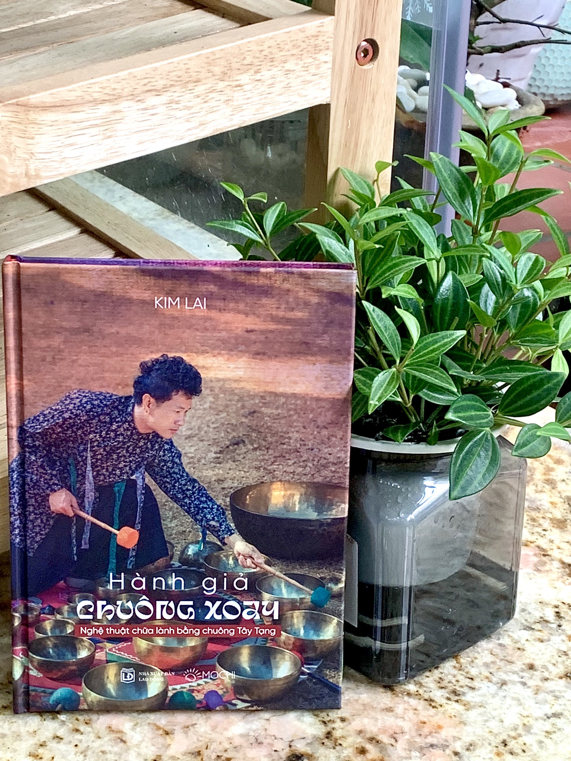 Sách - Hành giả chuông xoay: Nghệ thuật chữa lành bằng chuông Tây Tạng