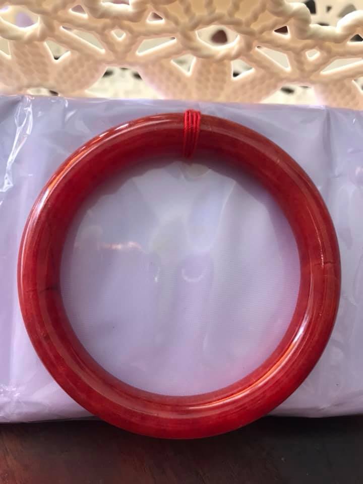 CHIẾC VÒNG TAY PHONG THỦY ĐÁ CẨM THẠCH CỒ ĐỎ CỌNG TO SIZE 56MM X DẦY 9MM MÀU ĐỎ ĐẬM ĐẸP NAM NỮ MỆNH HỎA THỔ 56kg đến 68kg Ạ
