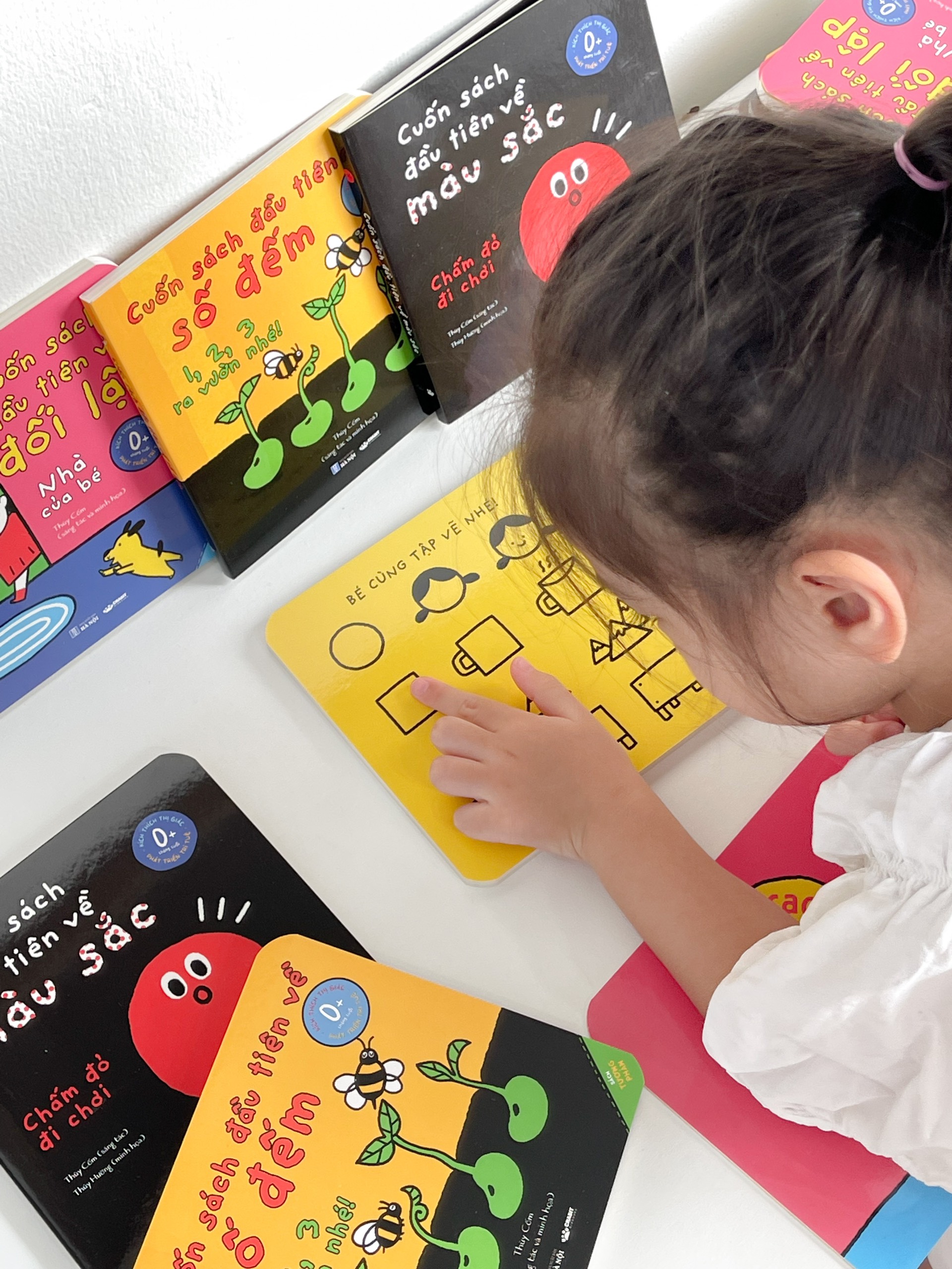 Bộ sách tương phản - Những cuốn sách đầu tiên cho bé từ 0 tháng tuổi
