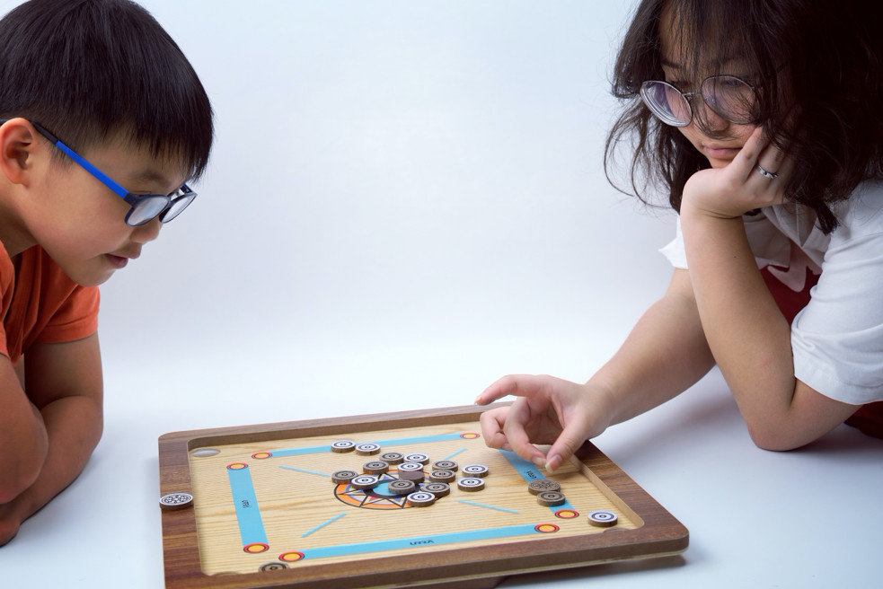 Bộ Cờ Búng Bàn Gỗ Urra Carrom Thiết Kế Độc Đáo Vui Nhộn Chất Liệu An Toàn - Hàng Chính Hãng