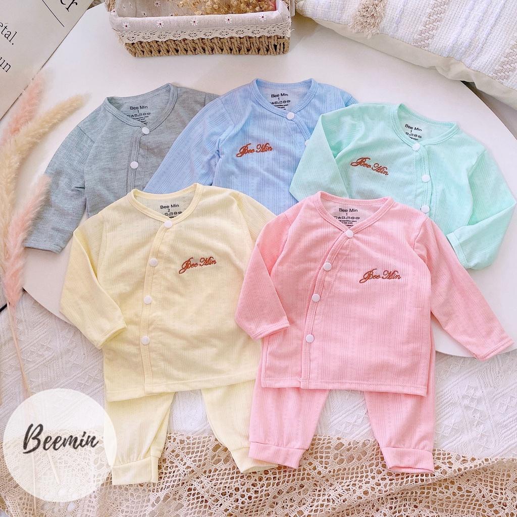 Bộ dài tay cài lệch và cúc giữa sơ sinh chất thông hơi thêu Bee Min cho bé Shop Phúc Yến