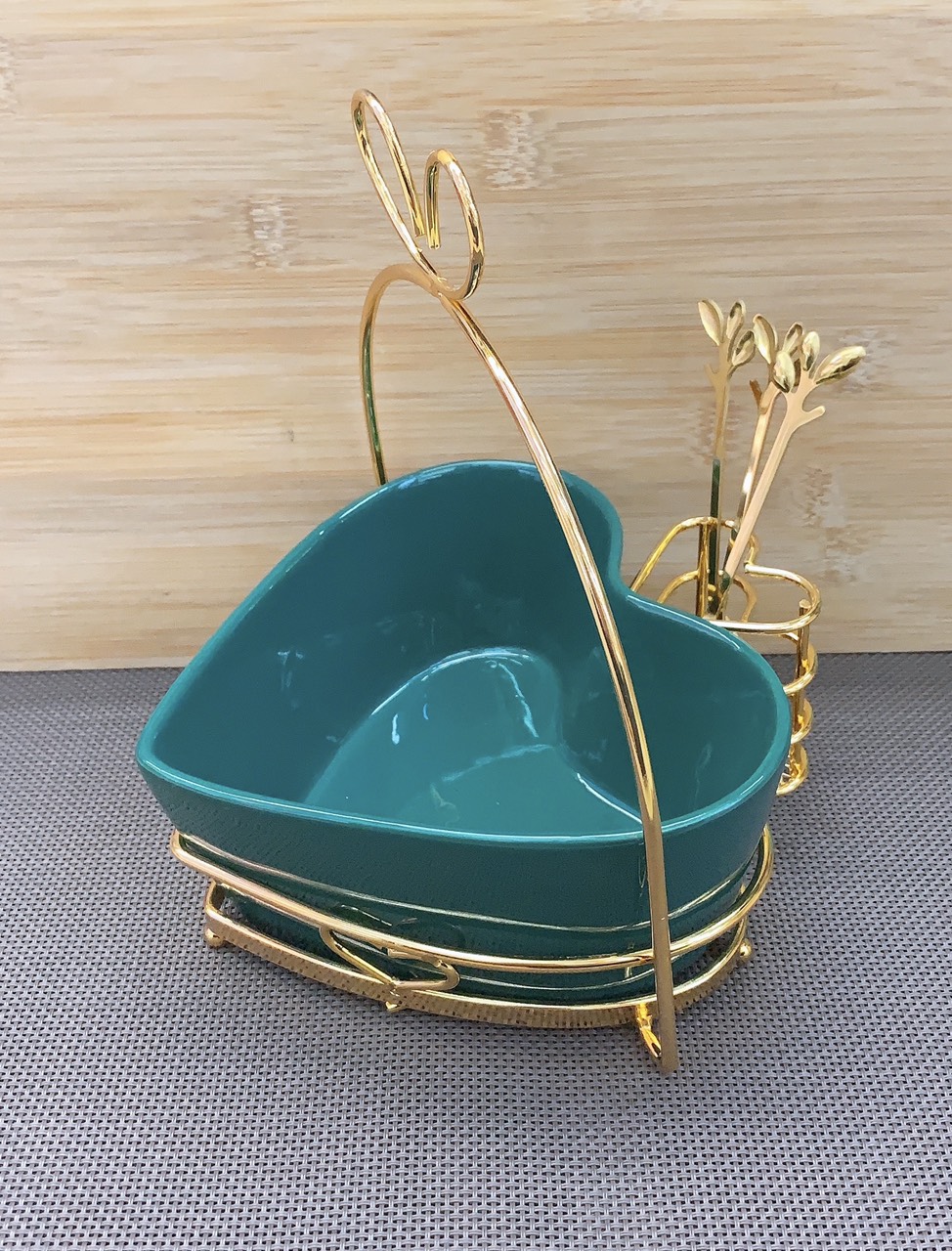 Đĩa hoa quả gốm sứ hình trái tim kèm dĩa xiên và khung kim loiaj mạ vàng cao cấp - VD142