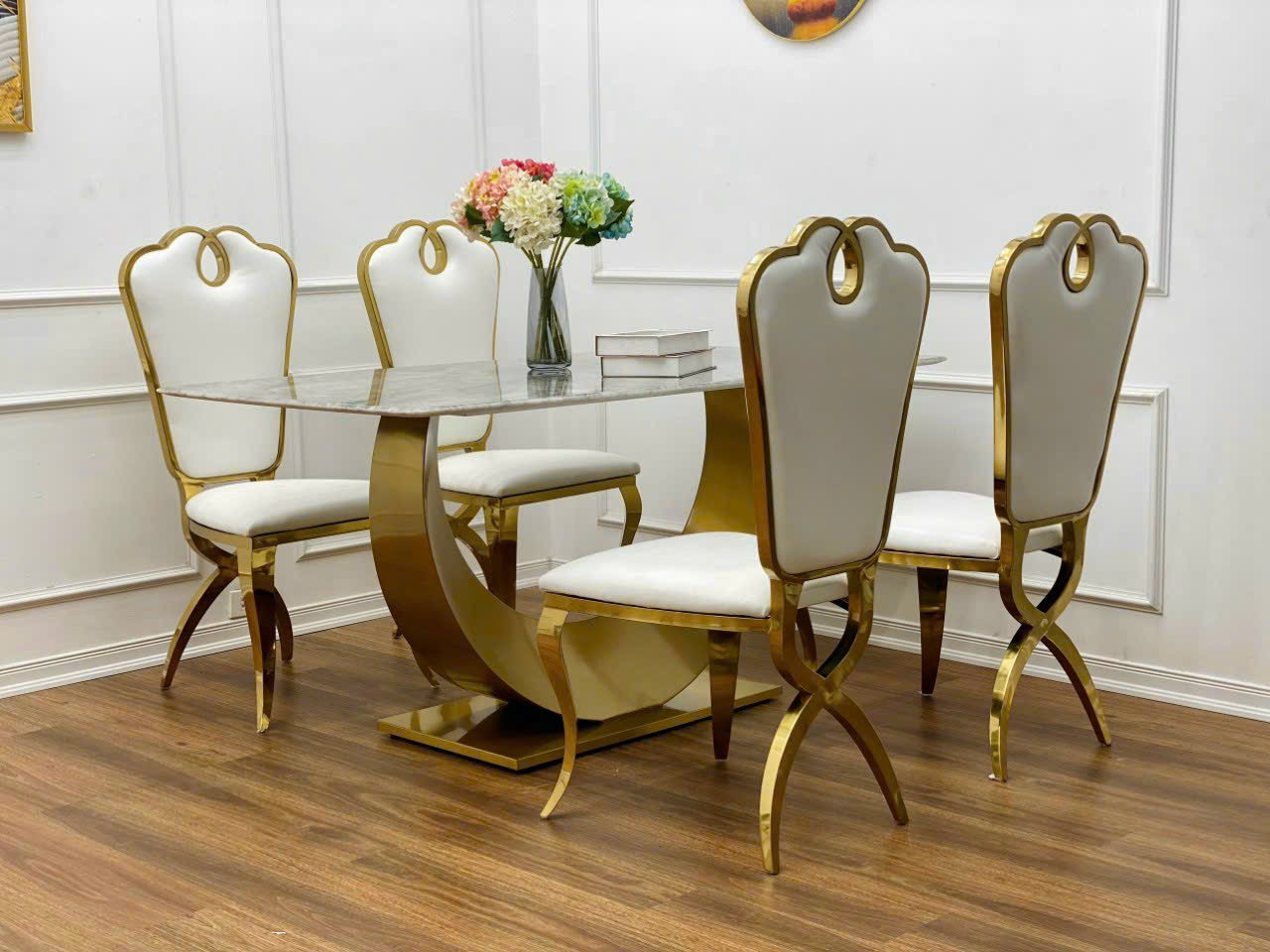 Bộ bàn ăn Tundo khung cánh cung mạ PVD 1m6, ghế Queen 4 cái kèm theo và mặt đá chất lượng