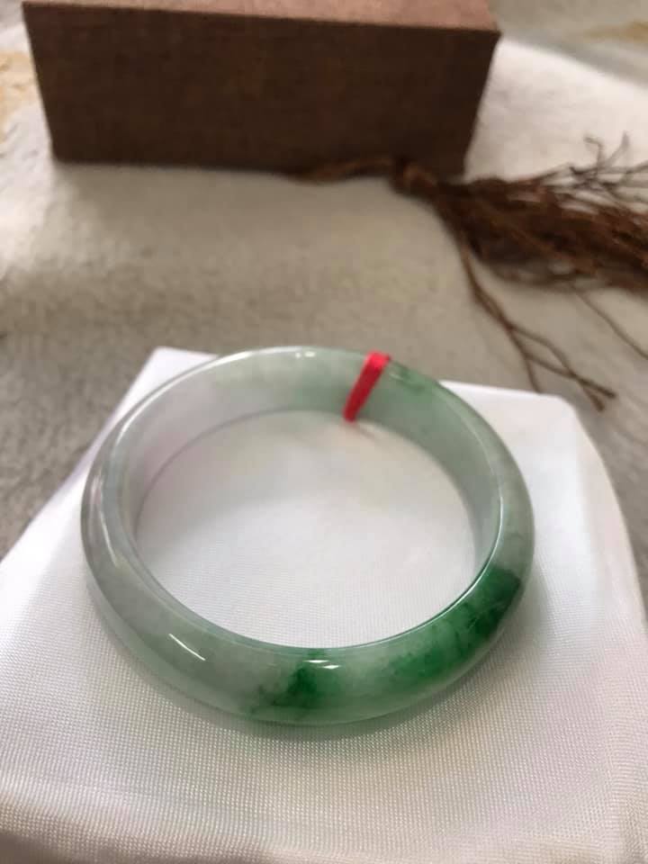 VÒNG ĐÁ CẨM THẠCH TỰ NHIÊN BẢN HẸ T LÝ SAO 48 SIZE VÒNG 48MM MÀU TRẮNG TRONG ÁNH XANH LÝ ĐẬM NỮ TAY NHỎ ĐEO