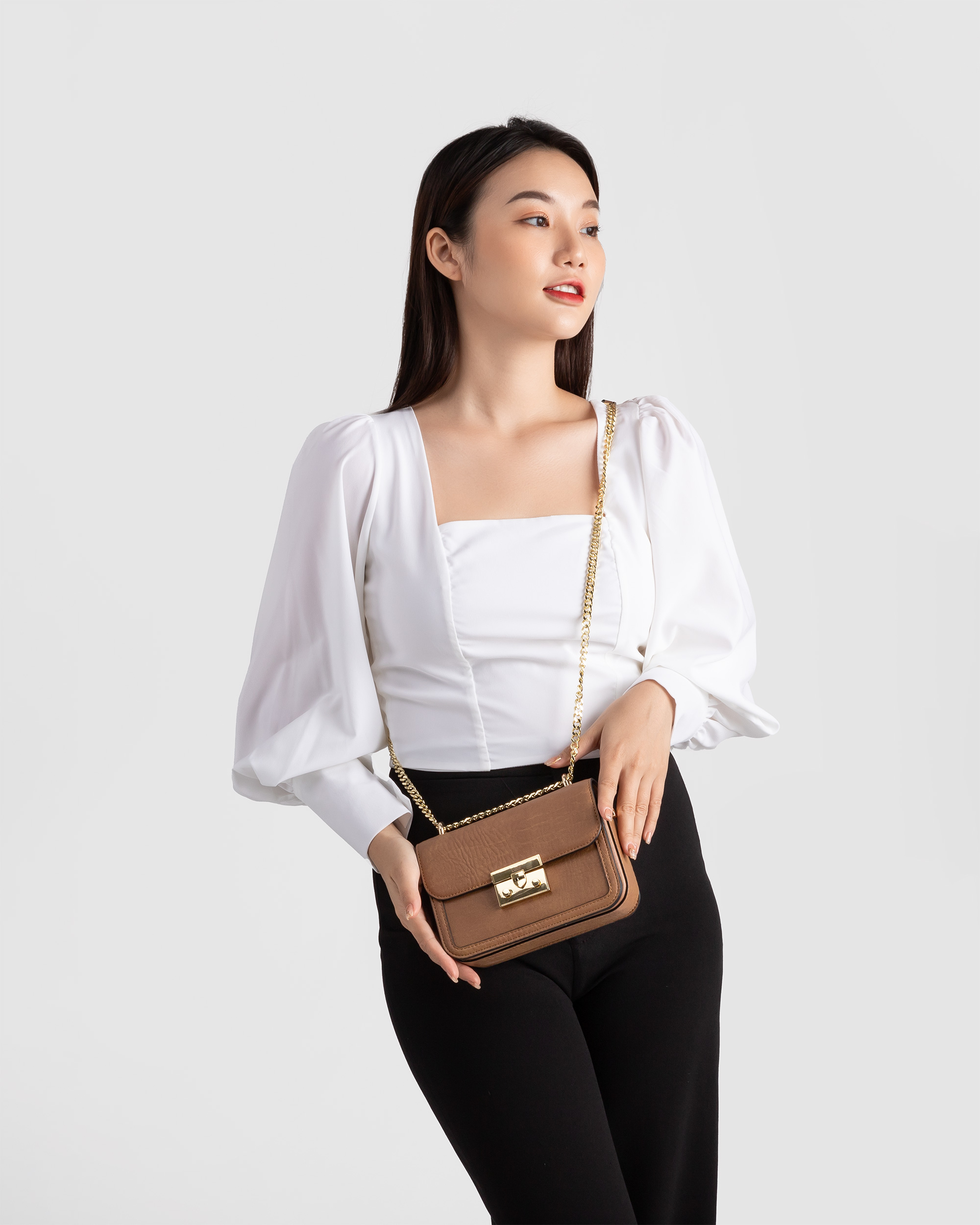 Túi đeo chéo nữ khóa nhấn LATA HN96