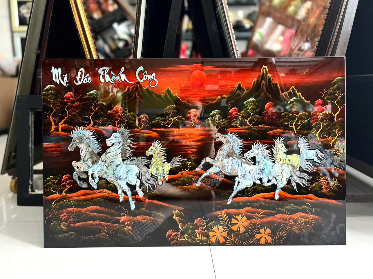 TRANG SƠN MÀI KHẢM XÀ CỪ MÃ ĐÁO THÀNH CÔNG kích thước 50x80 cm ( tặng kèm khung)