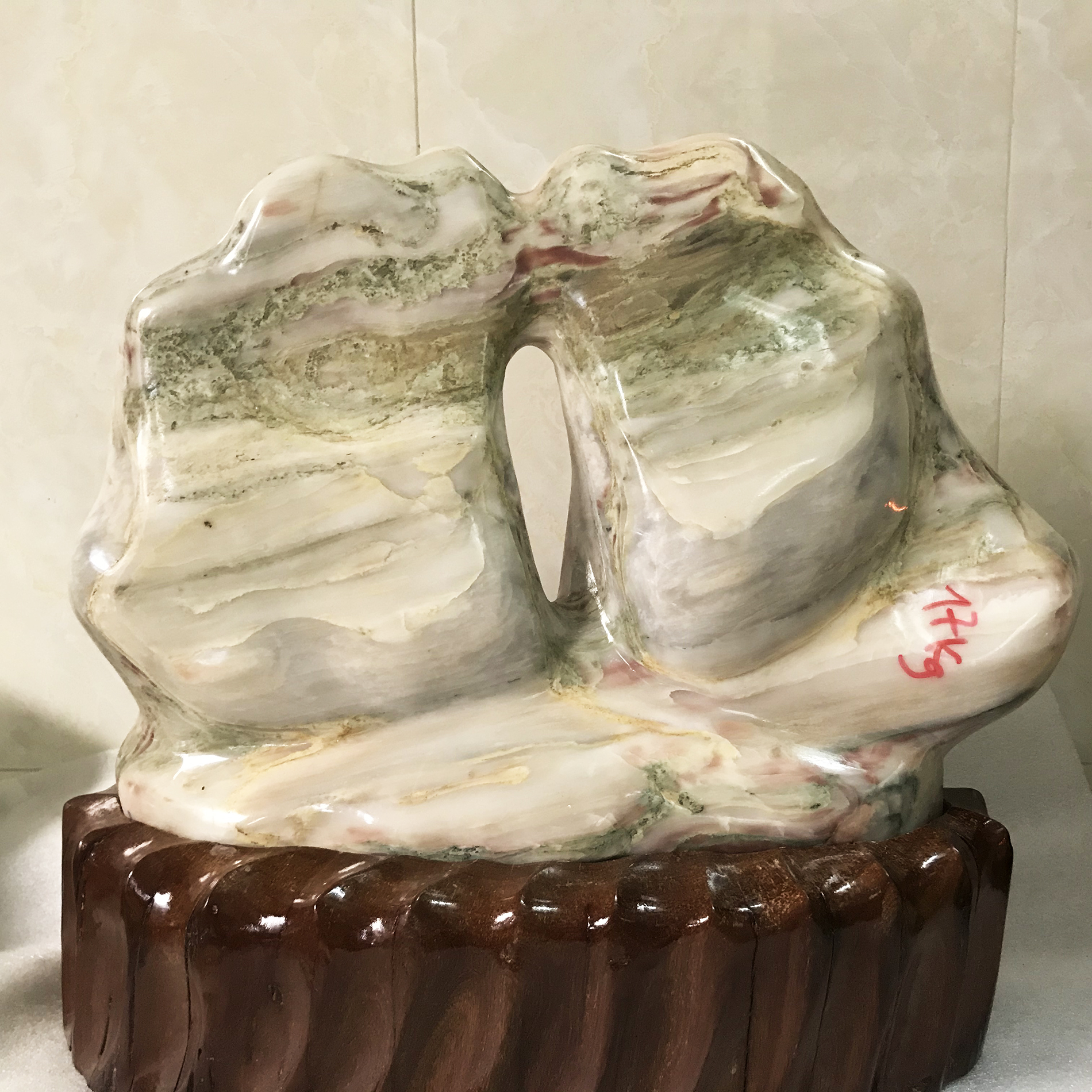 Đá tự nhiên màu hồng ngũ sắc hình cánh buồm  cao 35 cm nặng 20 kg cho người mệnh Thổ và hỏa datunhien