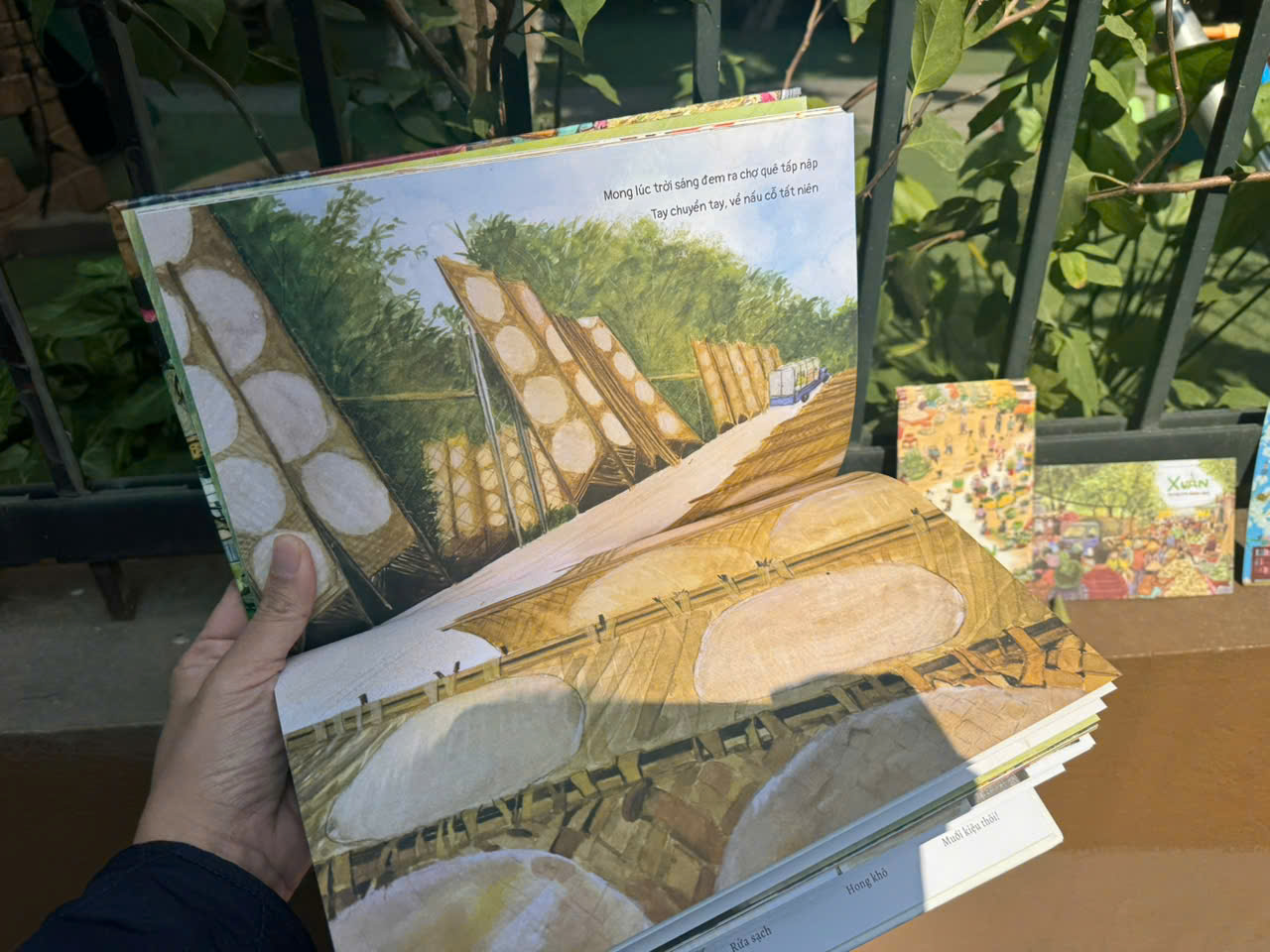 (Tặng kèm tập 5 lì xì, 1 thiệp, 1 bookmark) (Bìa cứng, In màu) XUÂN GỌI BẦU TRỜI NHUỘM NẮNG - Quỳnh Hương, Mía Studio - Slowbooks