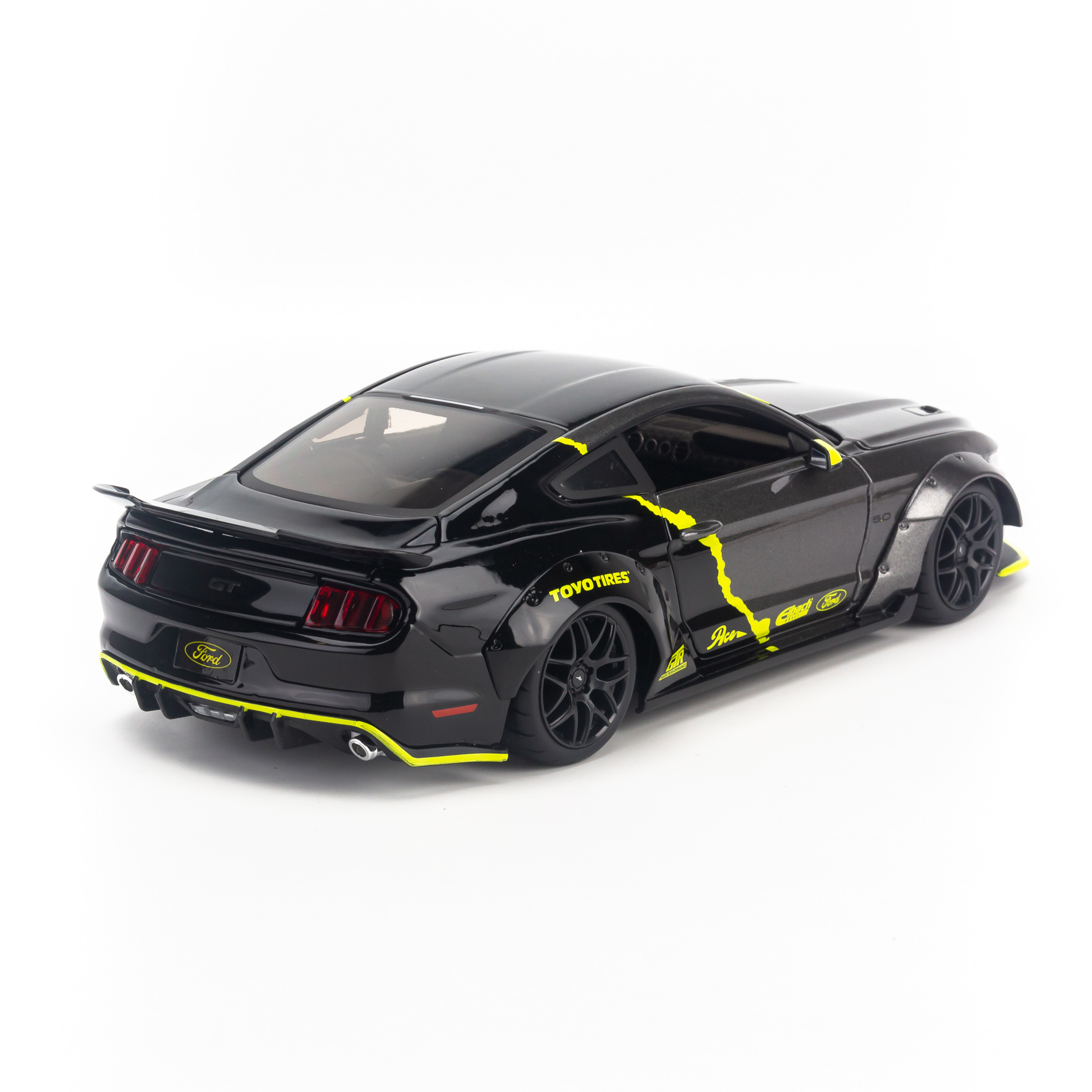 Mô hình xe Ford Mustang GT 2015 1:18 Maisto 32615