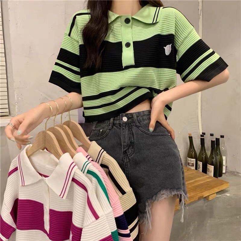 Áo len nữ cộc tay cổ bẻ dáng ngắn suông phối màu kẻ logo thêu trước ngực