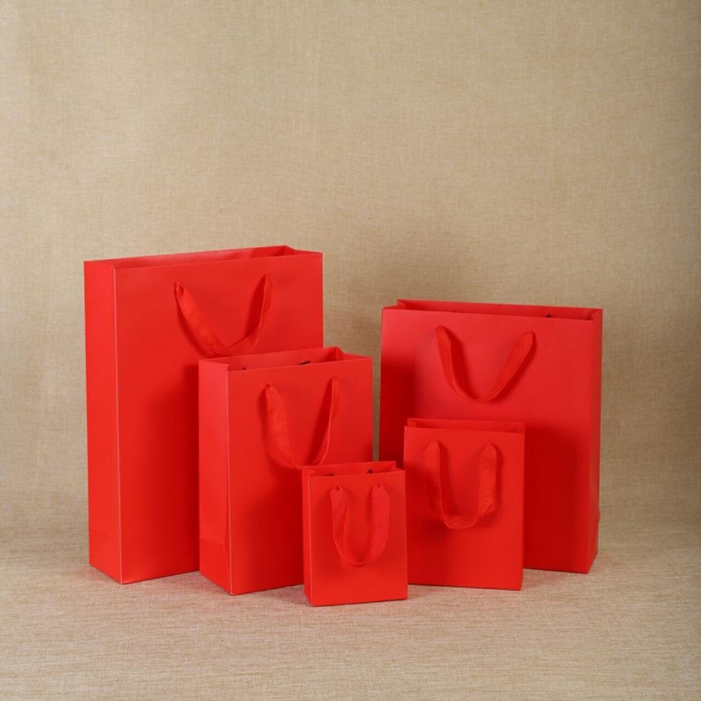 Túi giấy đựng quà kraft quai vải màu đỏ thích hợp đựng qua ngày lễ tết
